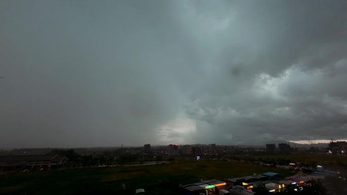 暴雨大雨前后天空黑云乌云延时摄影素材