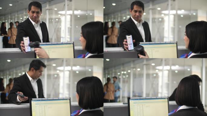 机场候机室商人手持手机扫描电子机票照片