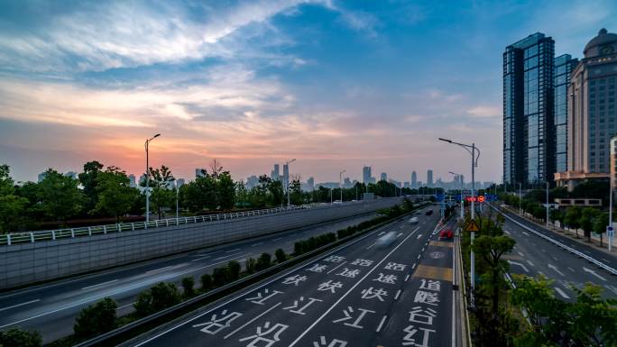 夕阳日转夜城市快速道延时摄影