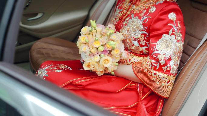 中式秀禾服新娘手里的手捧花