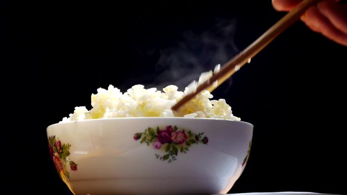 一碗热的米饭。碗里的米饭