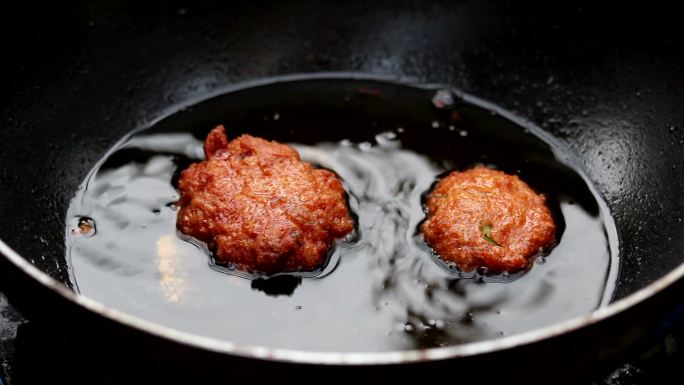 锅里放油烧鱼饼烹饪小吃干炸