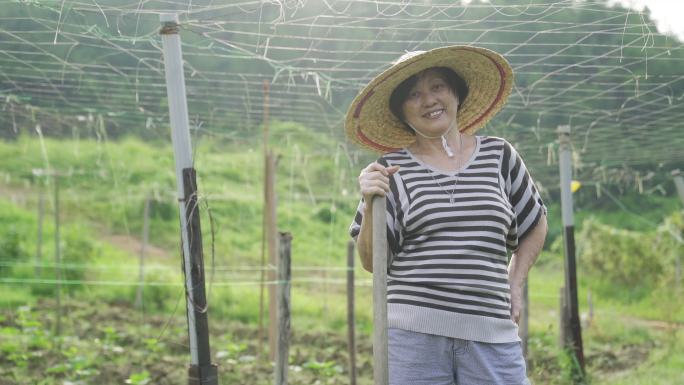 一位在农场工作的亚裔中国老年人在家的后院度过了退休时光