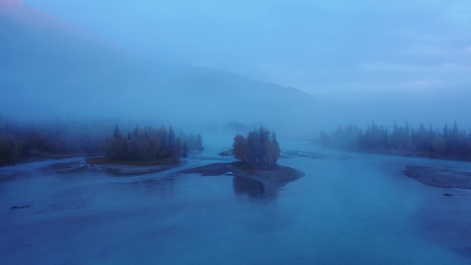 原创 新疆阿勒泰喀纳斯河晨雾自然风光航拍