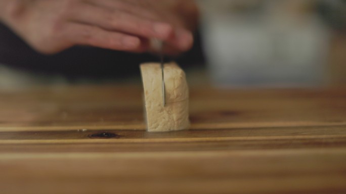 木砧板手切豆腐食材吃素切开