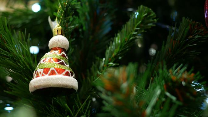 圣诞树上的装饰品圣诞帽小红帽唯美