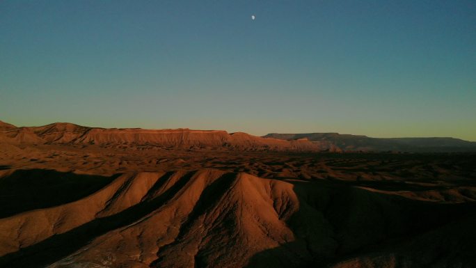 无人机在黄金时段4K视频系列中拍摄日落地平线上的美国西部沙漠和灿烂的科罗拉多州