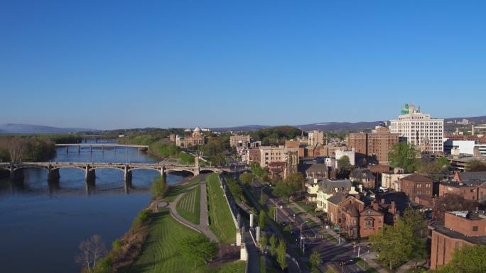 春天，宾夕法尼亚州威尔克斯·巴雷、苏斯奎汉纳河和河公共河边公园的鸟瞰全景。这架无人机以复杂的电影摄影