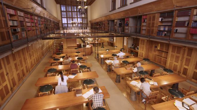 CS人员在图书馆阅览室阅读和学习