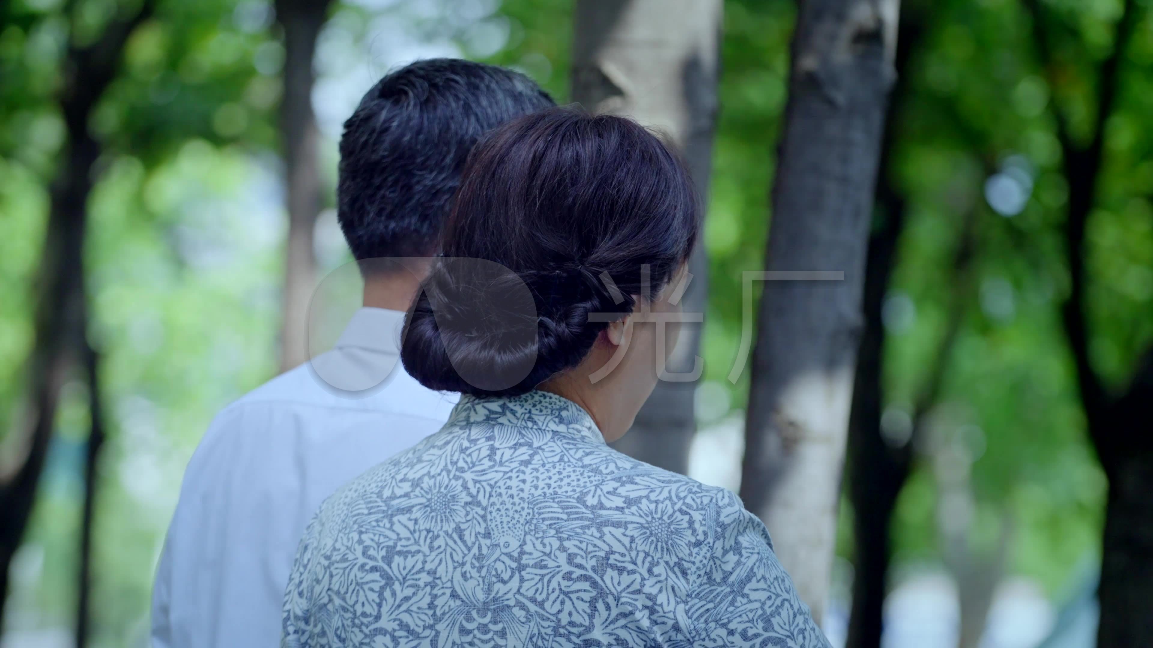 快乐的成熟夫妇在公园骑自行车-蓝牛仔影像-中国原创广告影像素材