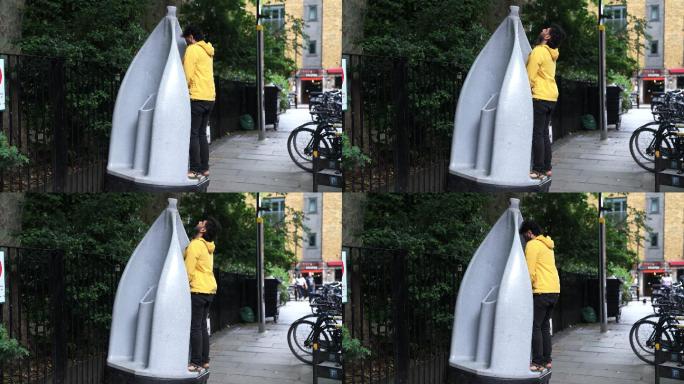 伦敦一名男子向室外公共小便器撒尿