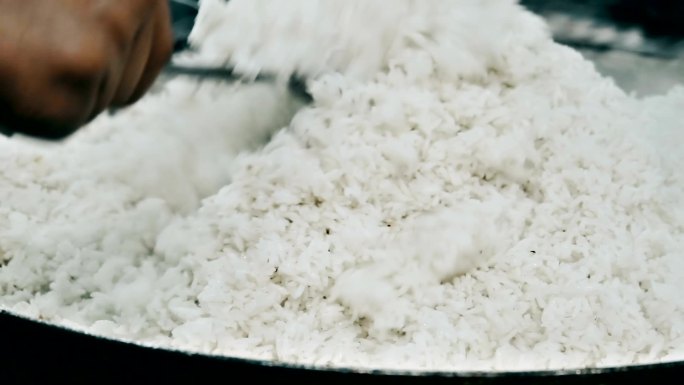 在锅上煮米饭大锅饭食堂大米饭