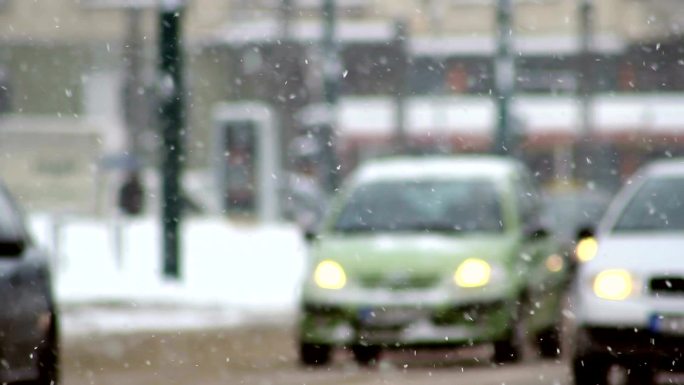 雪中的交通，雪花，滑路上的汽车交通，