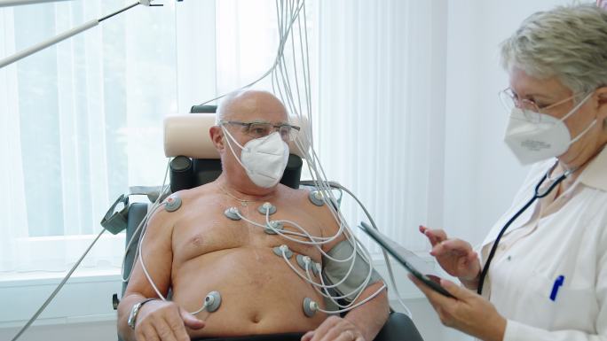 医生对老年患者进行自行车负荷超声心动图检查