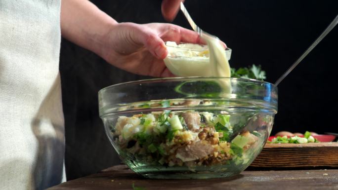 鸡肉沙拉烹饪减肥膳食蔬菜沙拉搅拌