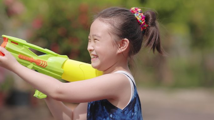 泼水节穿泰国传统服装的孩子们玩水枪