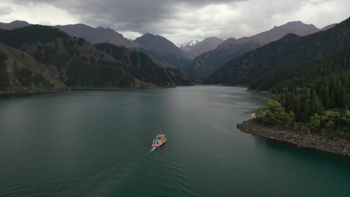 原创 新疆天山天池游船博格达峰风光航拍