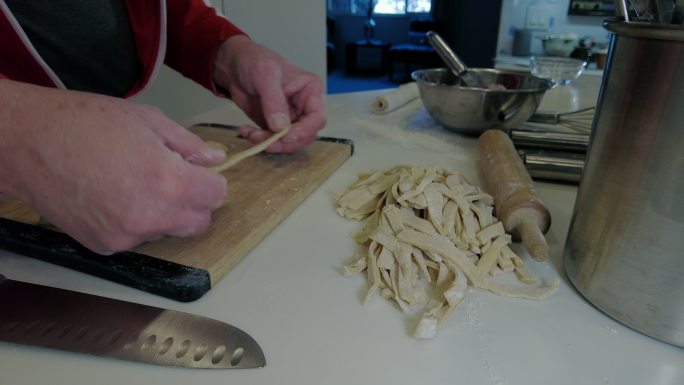 切面家庭烹饪成年男性为鸡汤自制蛋面延时视频系列