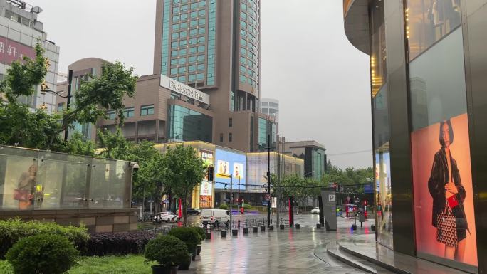 上海封城中的雨天商业街区