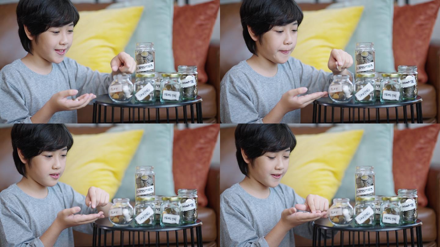 亚洲儿童青少年男性手把硬币放在钱罐里，在家里接受理财教育，微笑的亚洲男孩快乐而自豪地集资回家理财理念