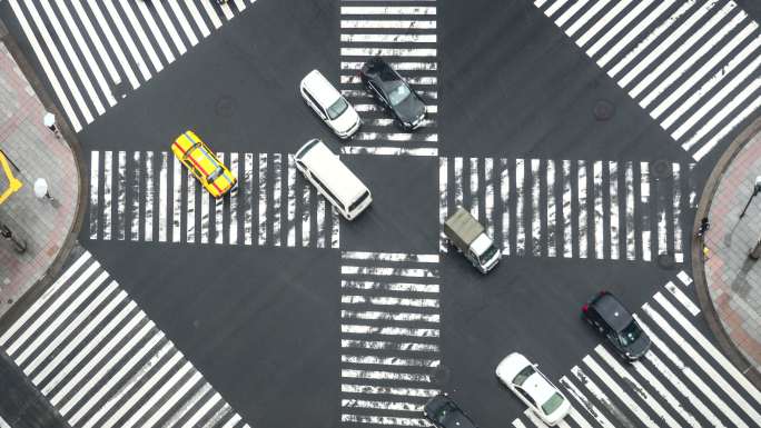 Timelapse人群行人和汽车穿过交叉口道路