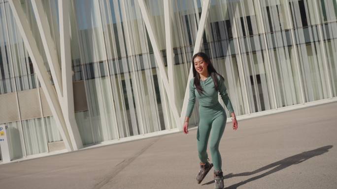 无忧无虑的中国年轻女子，在有趣的大楼前溜冰