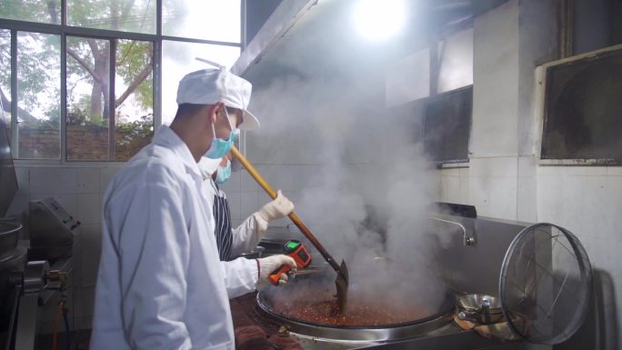 工人在大锅里炒制辣椒酱 辣椒酱制作流程