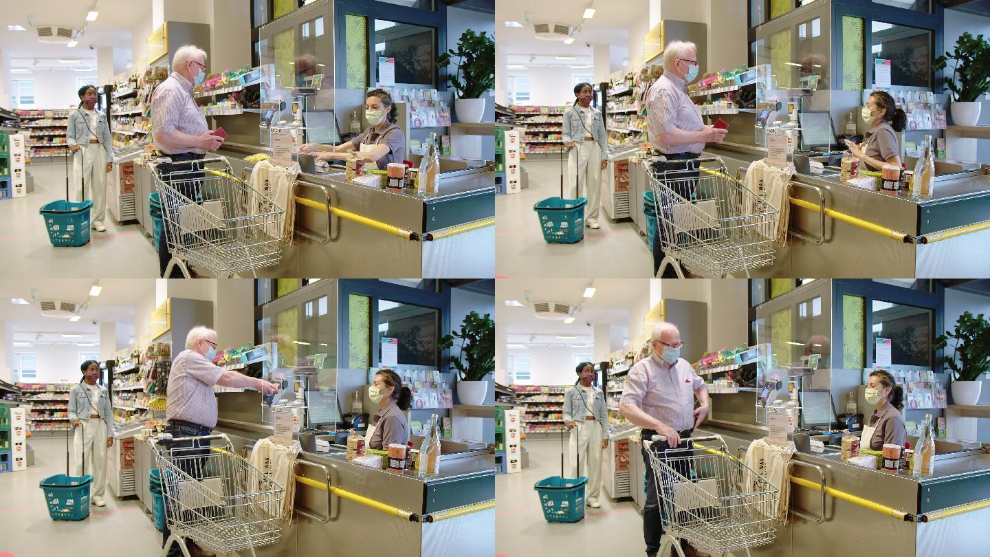 老人在超市买杂货市场实体店经济疫情