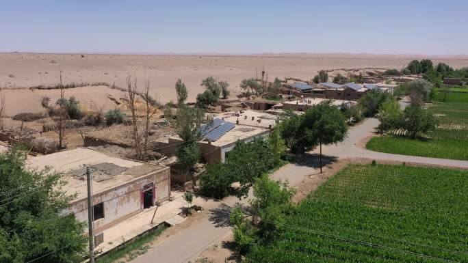 航拍沙漠边缘靠山村落