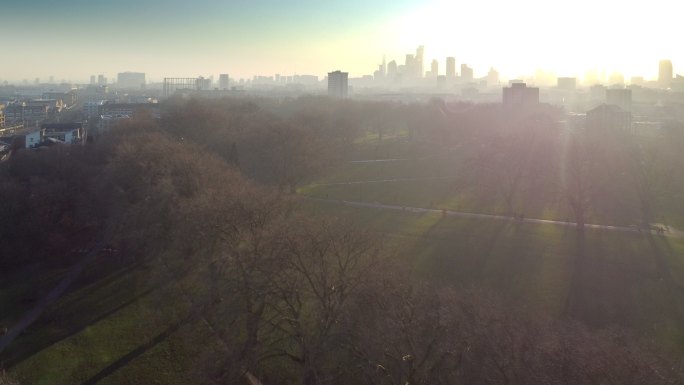 从高角度观看冬季的伦敦田野（推拉）