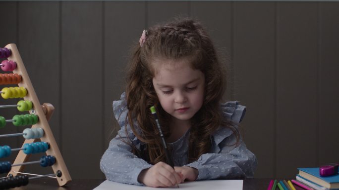 幼儿绘画小女孩拿铅笔画画绘画的小女孩童年