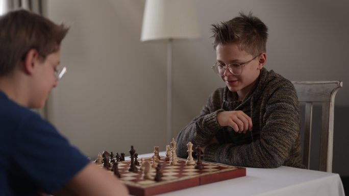 十几岁的男孩一起下棋