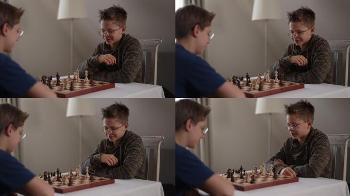 十几岁的男孩一起下棋