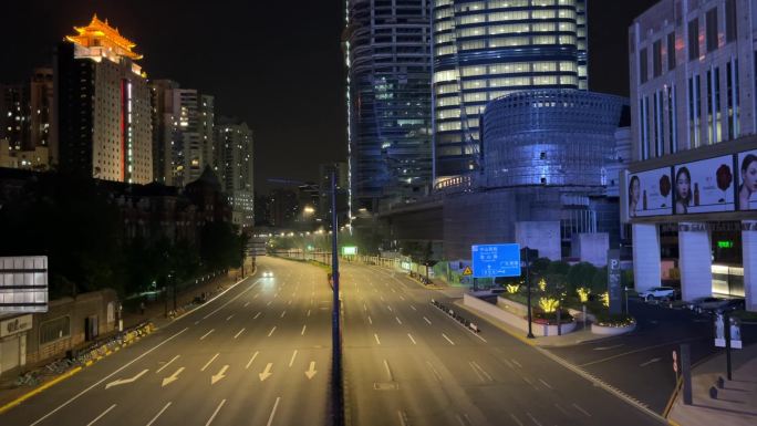 上海封城中的空旷夜晚街道