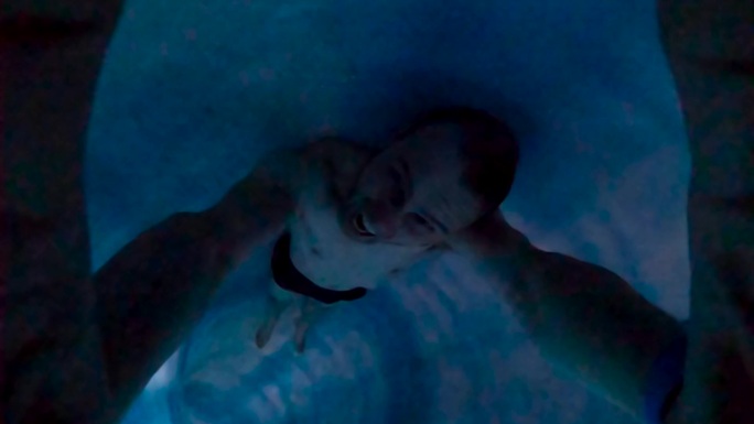 水滑梯上的乐趣男子水上乐园隧道