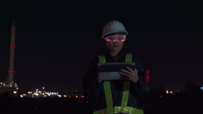 在石油和天然气或其他工业现场，女工程师戴着未来主义虚拟现实眼镜的视频片段。
