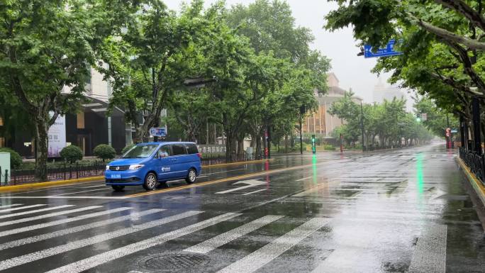 上海封城中的雨天路口车辆