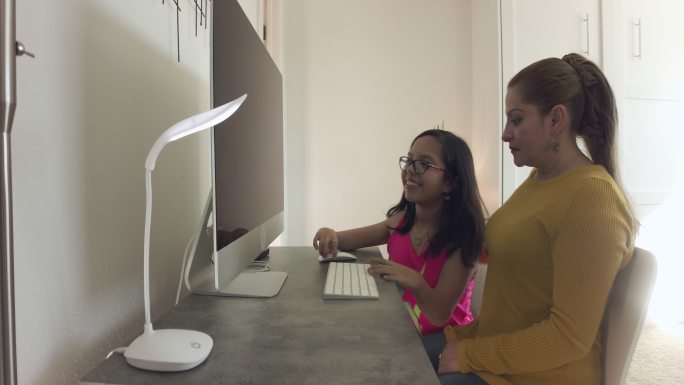 视频会议远程在线交流哥伦比亚裔美国成年母亲和患有焦油综合征的十几岁女儿-儿童残疾家庭质量时间视频系列