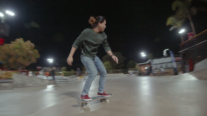 亚洲滑板运动员溜冰街头极限青年健身