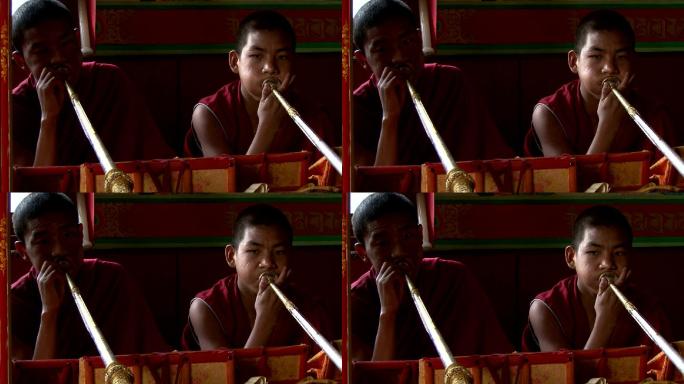 Jonangpa学校僧侣学生演奏木管乐器