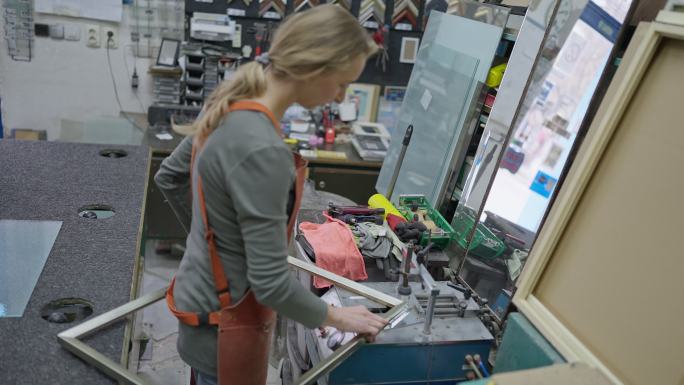 女玻璃工制作框架机械化生产流水线设备自动