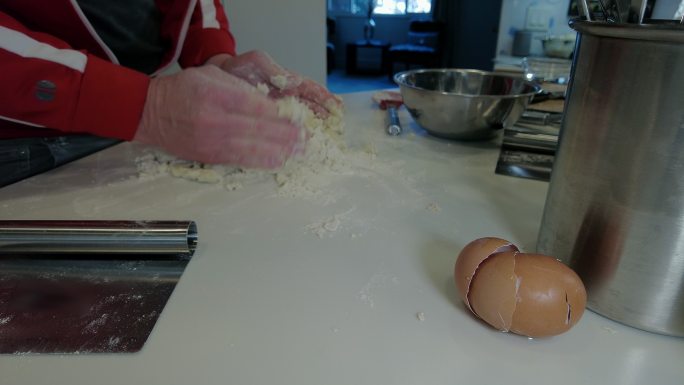 混合面面团家庭烹饪成熟成年男性为鸡汤制作自制鸡蛋面延时视频系列