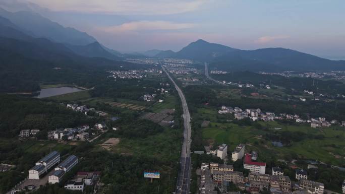 庐山脚下村庄道路云雾等