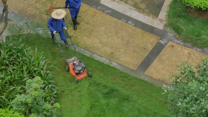 小区园丁割草机除草维护草坪