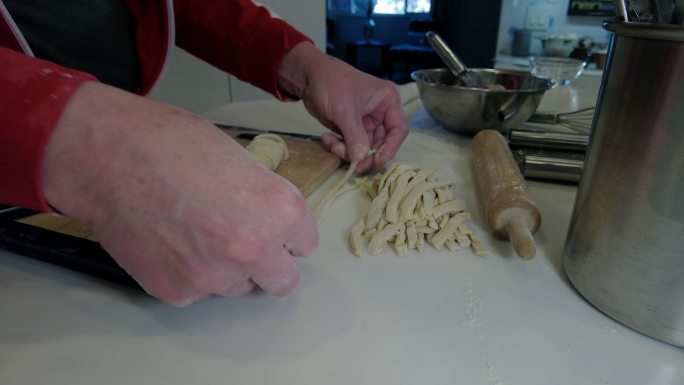 切面家庭烹饪成年男性为鸡汤自制蛋面延时视频系列