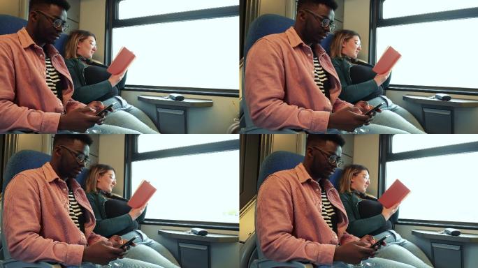 一个女人在旅行时看书，一个男人用手机。