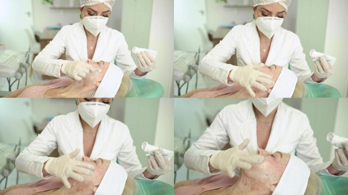 美容师为老年患者的面部准备肉毒杆菌注射