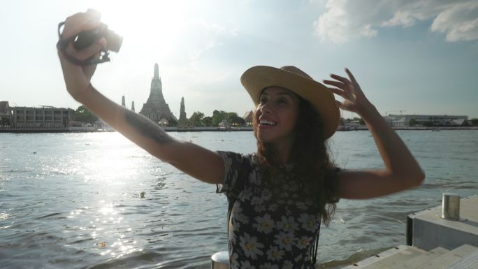 在泰国曼谷的Wat Arun，年轻的拉丁女性游客正在享受快乐和难忘的假期。