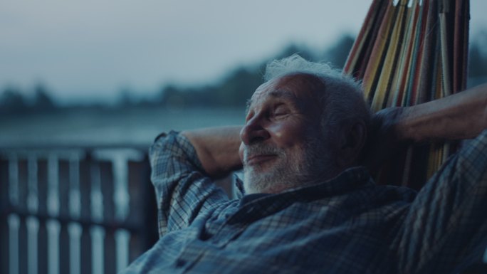 躺在吊床上的男子外国老人退休享受安逸