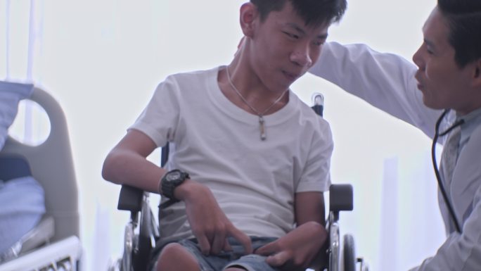 残疾人坐在轮椅上唐氏综合征积极面对疾病重